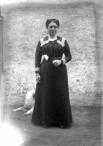 853682 Portret van een onbekende dame met achter haar een liggende hond.